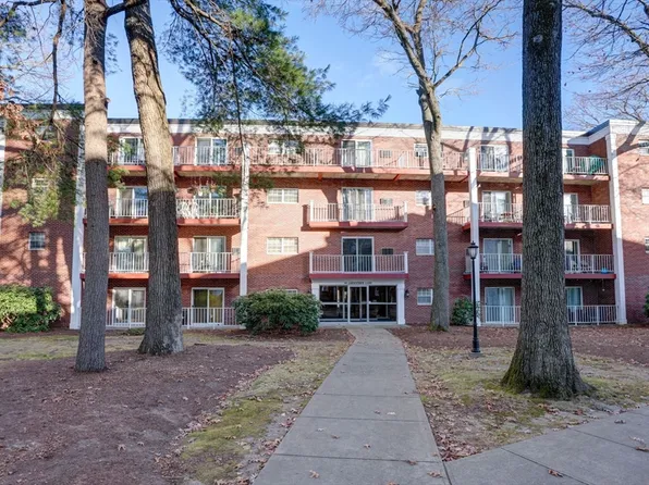65 Greentree Ln APT 17, Weymouth, MA 02190