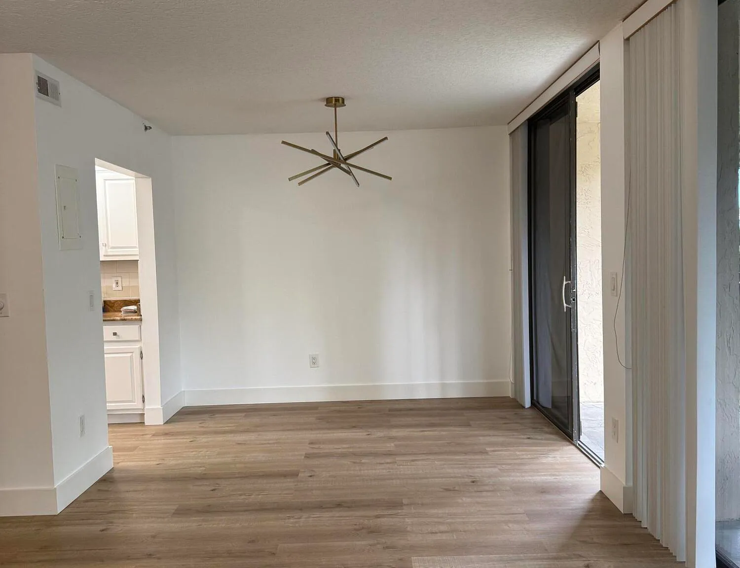 859 Jeffery St — Photo 2
