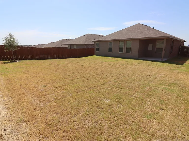 1120 Eastland Ln — Photo 23