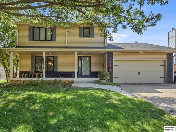 1212 Cedarwoods Dr, Papillion, NE 68046