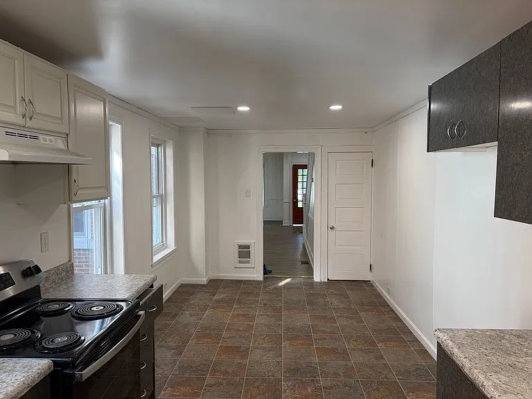 512 1/2 N Charlotte St — Photo 7