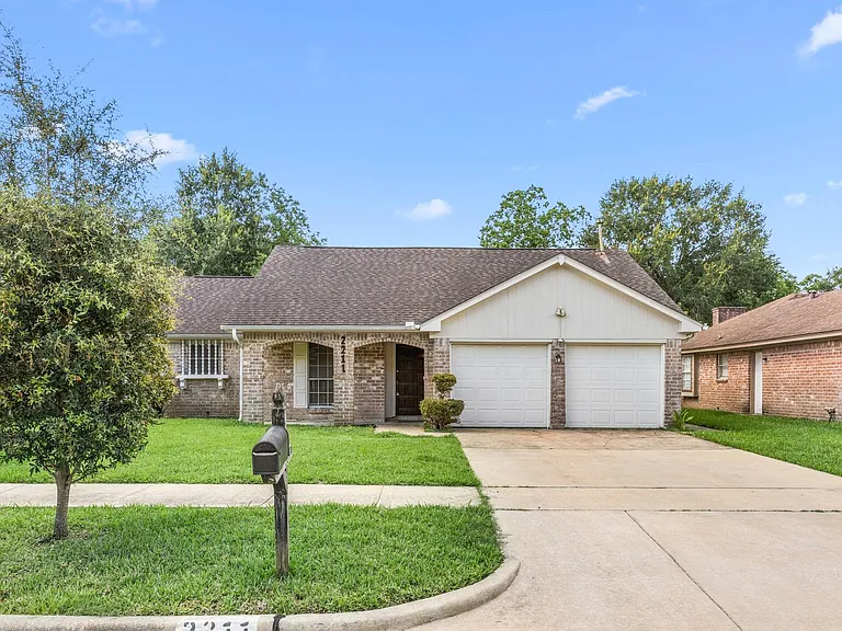 2211 Turtle Creek Dr — Photo 1