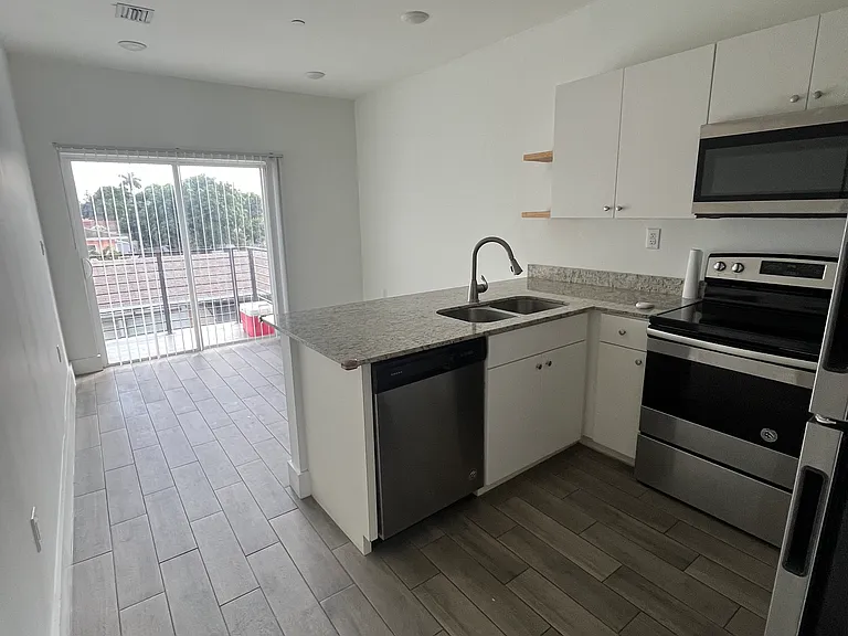 486 E 30th St #101 — Photo 10