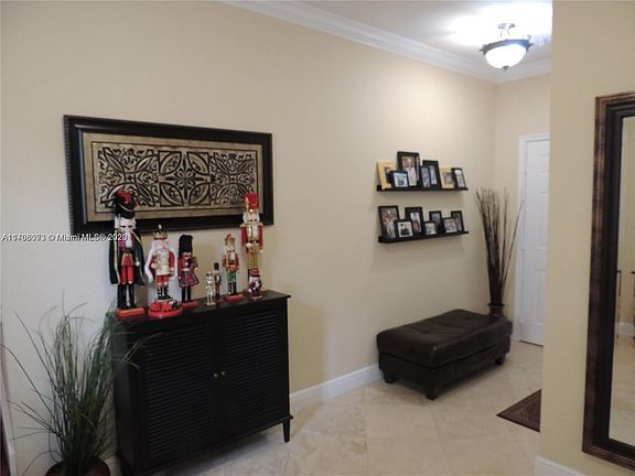 3rd image of 1616 Passion Vine Cir #29-4