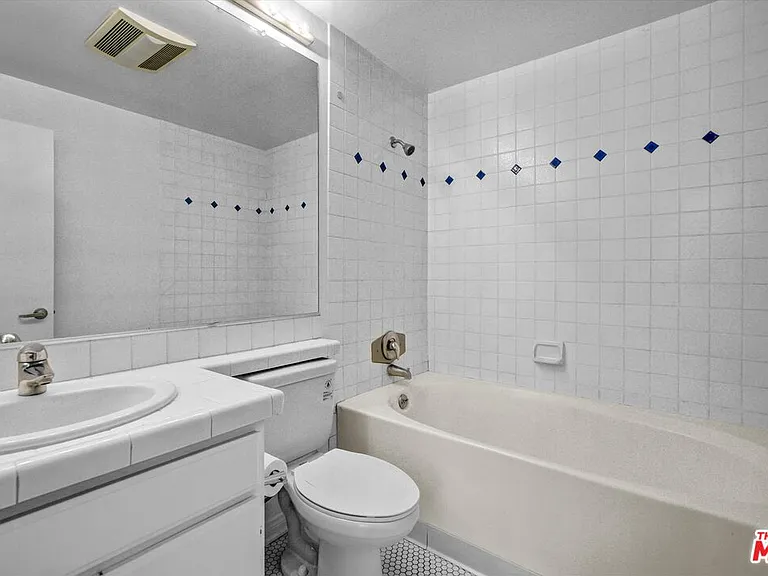 2222 N Beachwood Dr #302 — Photo 27