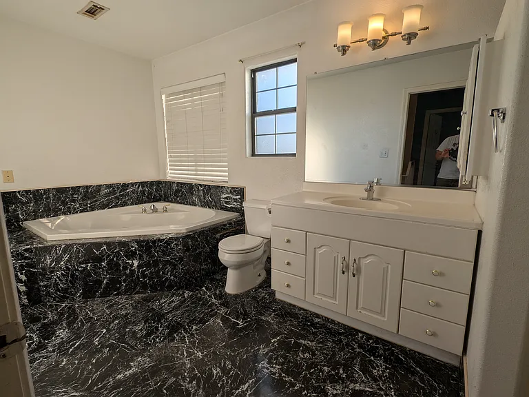 1126 Voltaire Dr — Photo 9