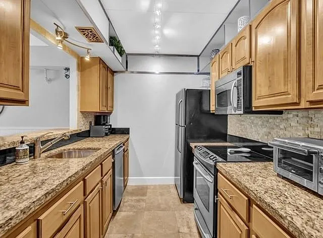 855 Dahlia Ln — Photo 3