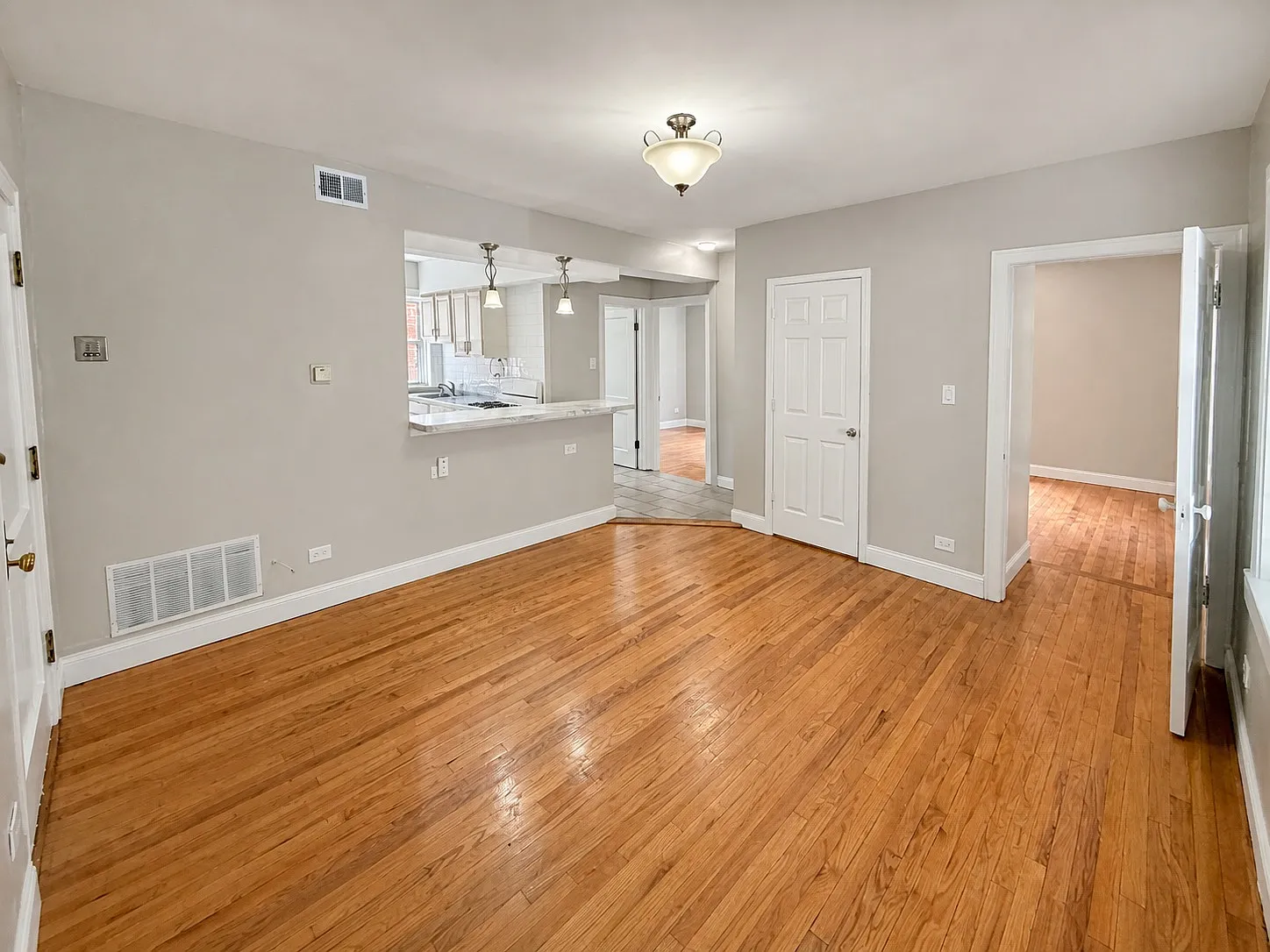 2 bed, 850 sqft, $1,350 — Photo 2