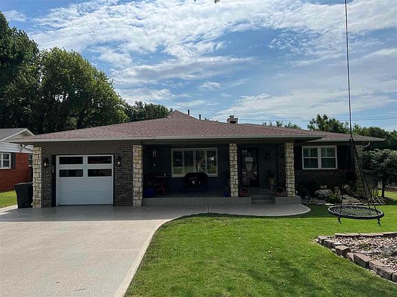 2nd image of 600 Meadow Ln