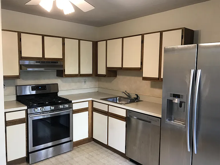 101 Renaissance Ln — Photo 2