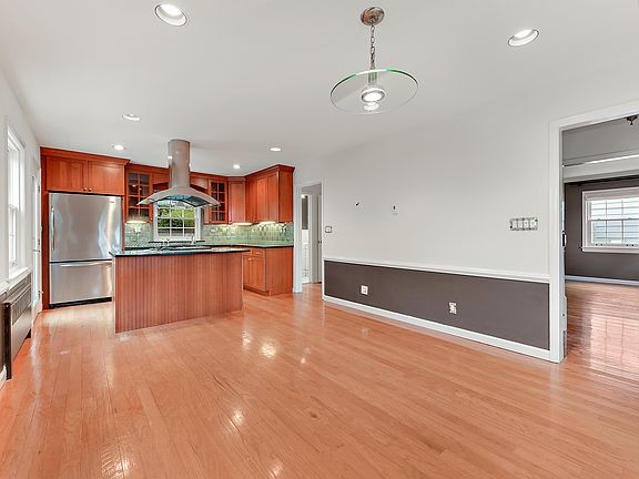 4th image of 20 Fairway Dr