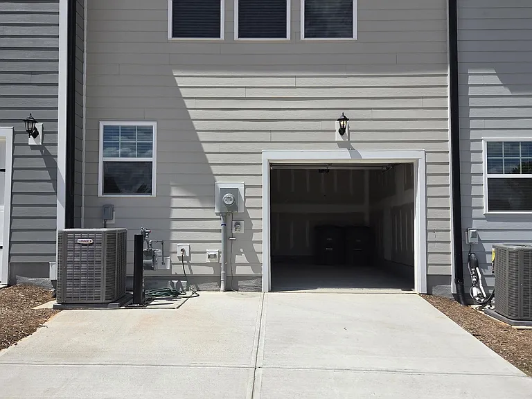 1046 Wildwood Grove Dr — Photo 2