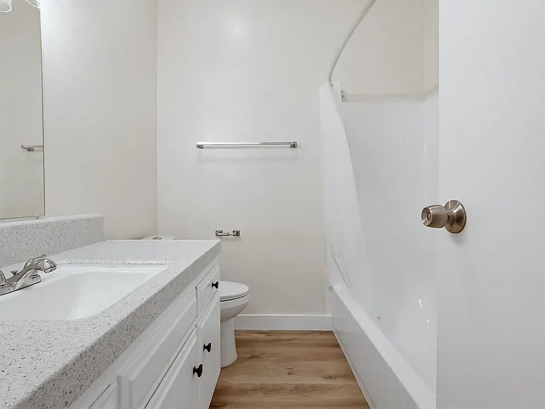 333 W Queen St — Photo 9