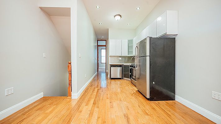 1st image of 28 Scholes St APT 1r