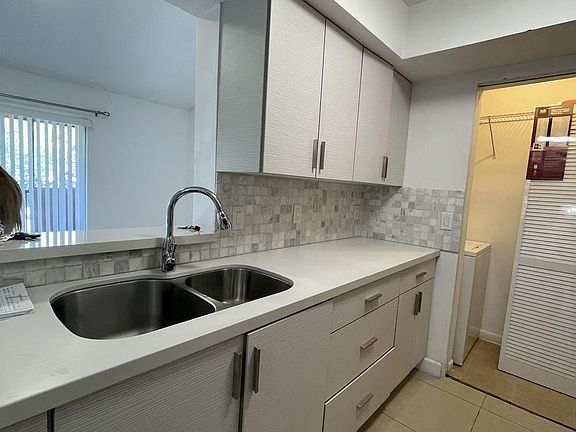 4th image of 401 SW 85th Ave #202-1