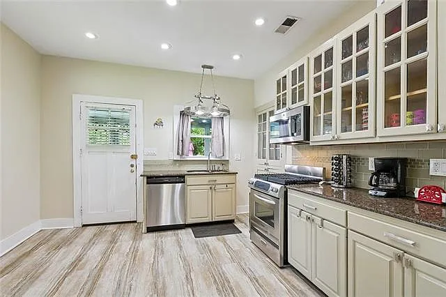 2514 S Carrollton Ave — Photo 6
