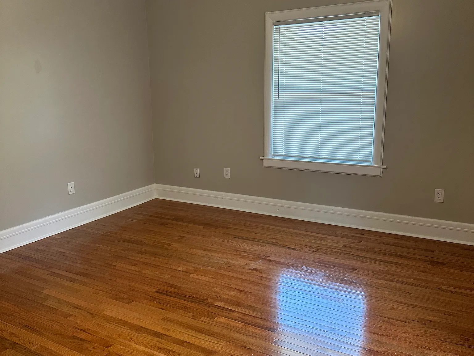 607 W Ormsby Ave — Photo 3