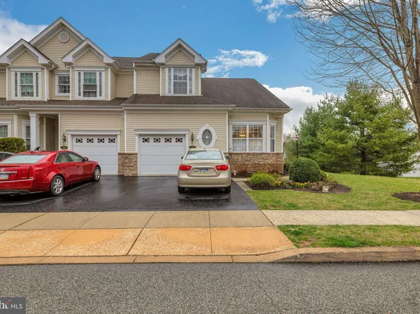 22 Dresner Cir, Upper Chichester, PA 19061