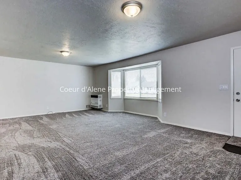 10230 N Hillview Dr — Photo 5