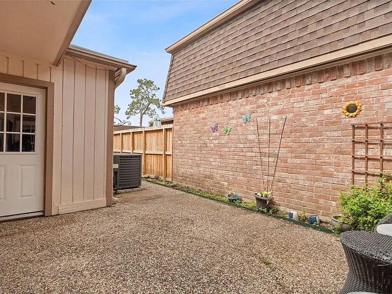 2938 Camelot Ln — Photo 32