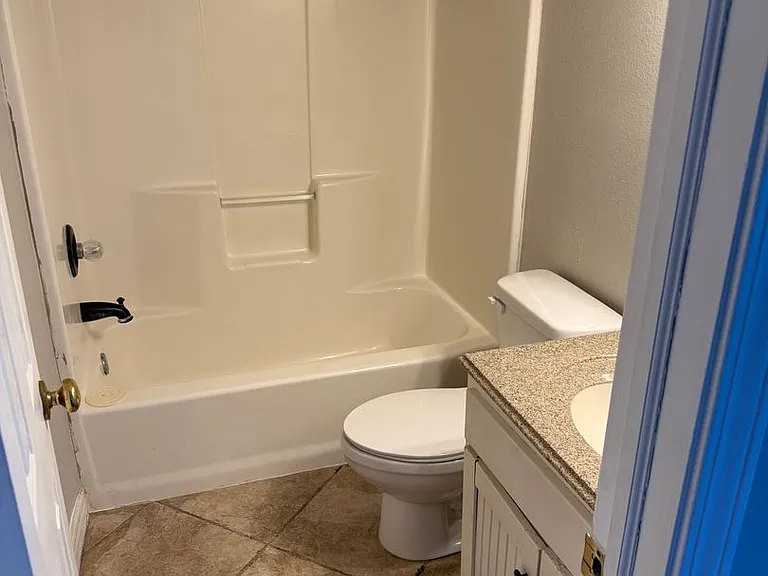 Silver Sands Apartments — Photo 24