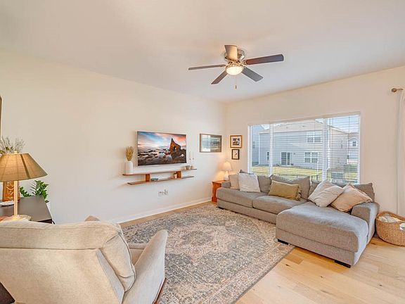 4th image of 700 1st St NW