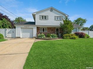 33 Hollings Dr, Deer Park, NY 11729