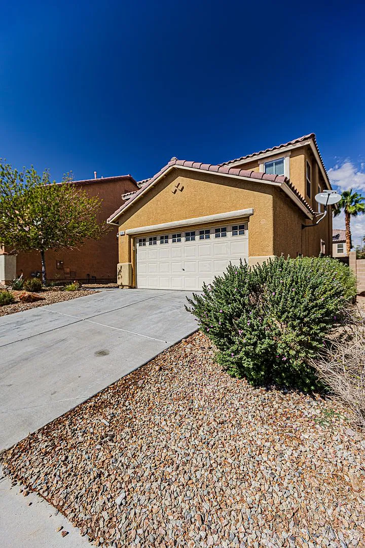 4 Bedroom with 3 Bathrooms — Photo 3