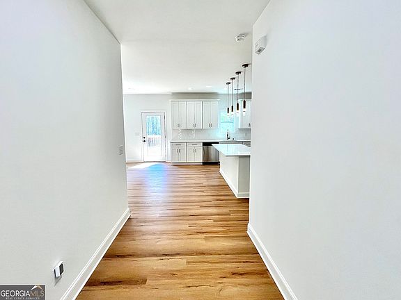 3rd image of 204 Custer Cir