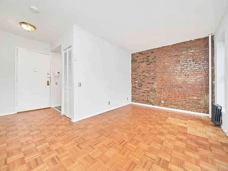 333 W 43rd St #4C — Photo 3