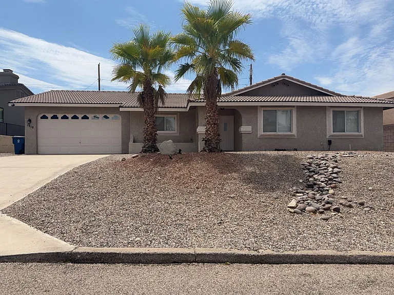 1910 Cabana Dr — Photo 1