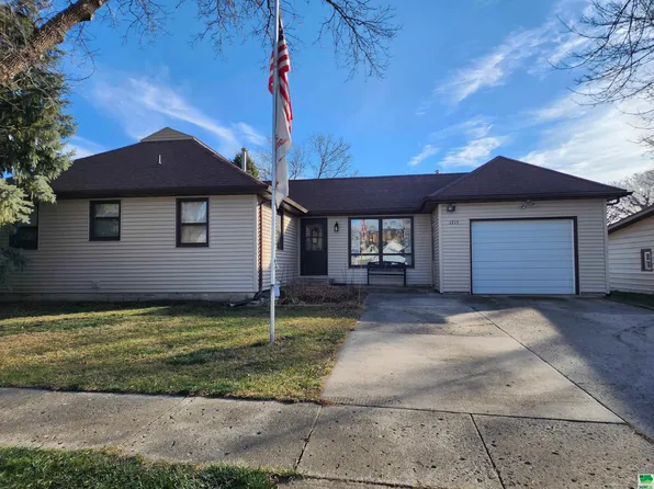 1215 Iselin Ave, Sheldon, IA 51201