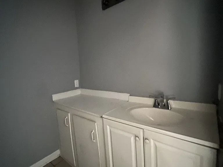 406 W Ripley Ave — Photo 4