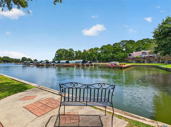 211 Lake Walden Cv, Montgomery, TX 77356