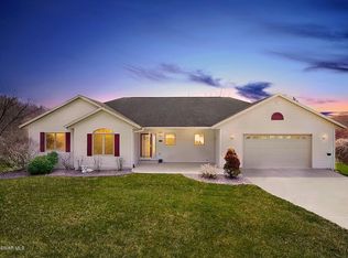 560 Bluff Dr, La Crescent, MN 55947