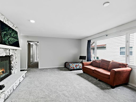 3rd image of 7 Woodhead Dr
