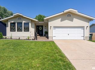 6627 Cresthill Dr, Davenport, IA 52806