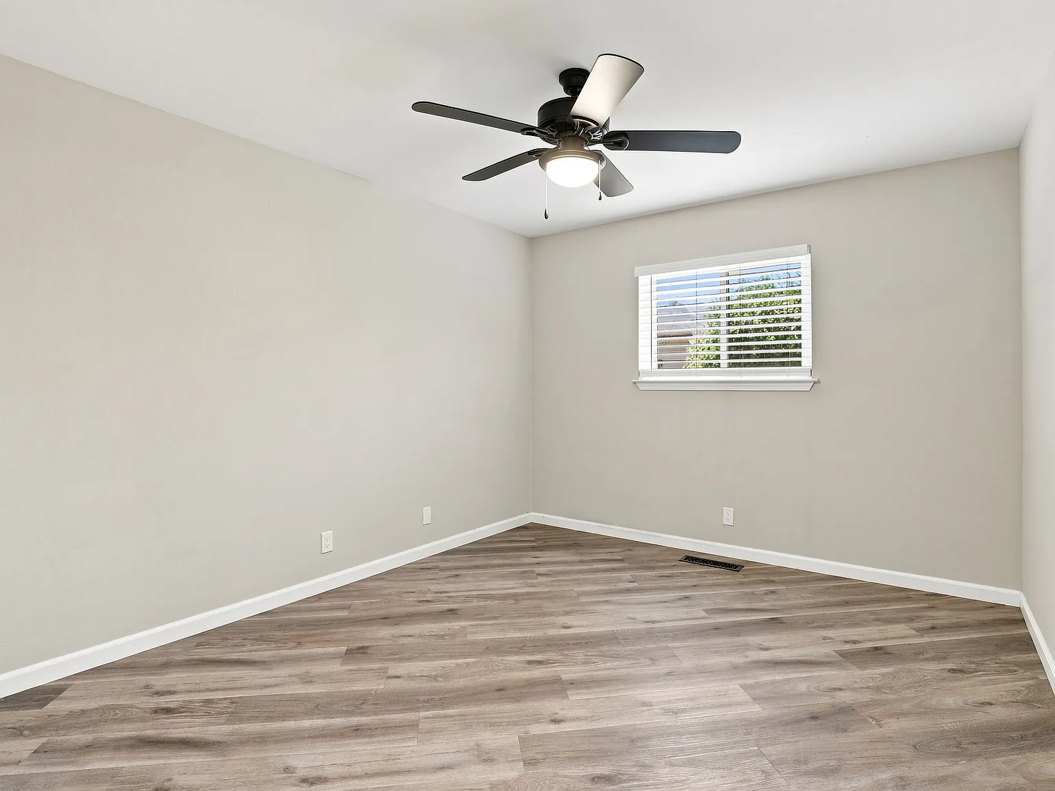 3 bed, 1512 sqft, $4,350 — Photo 2