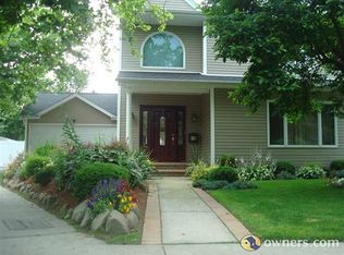 144 Edgeworth St, Valley Stream, NY 11581