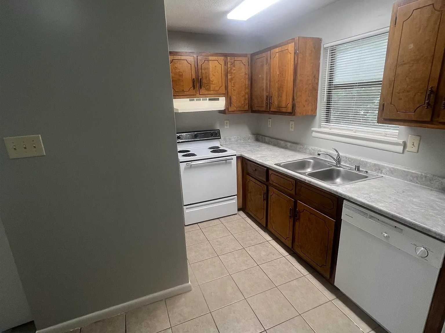 2 bed, 1.0 bath, 840 sqft, $900 — Photo 3