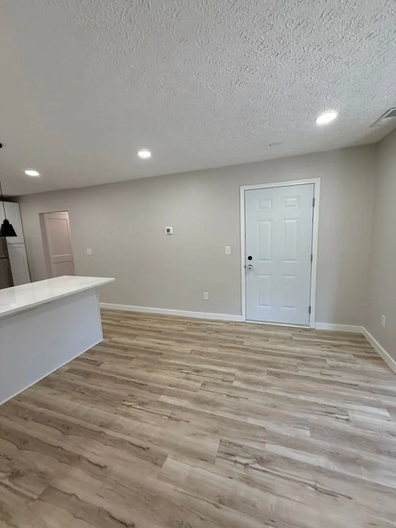 939 Chateau Ave — Photo 4