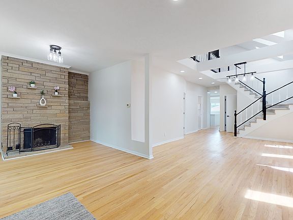 3rd image of 5535 W Leland Ave