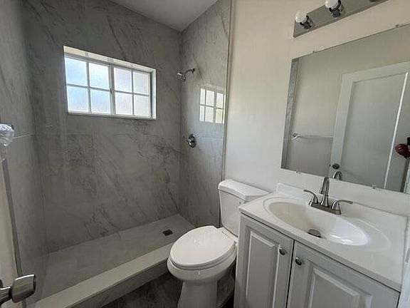 4th image of 2802 SW 36th Ave