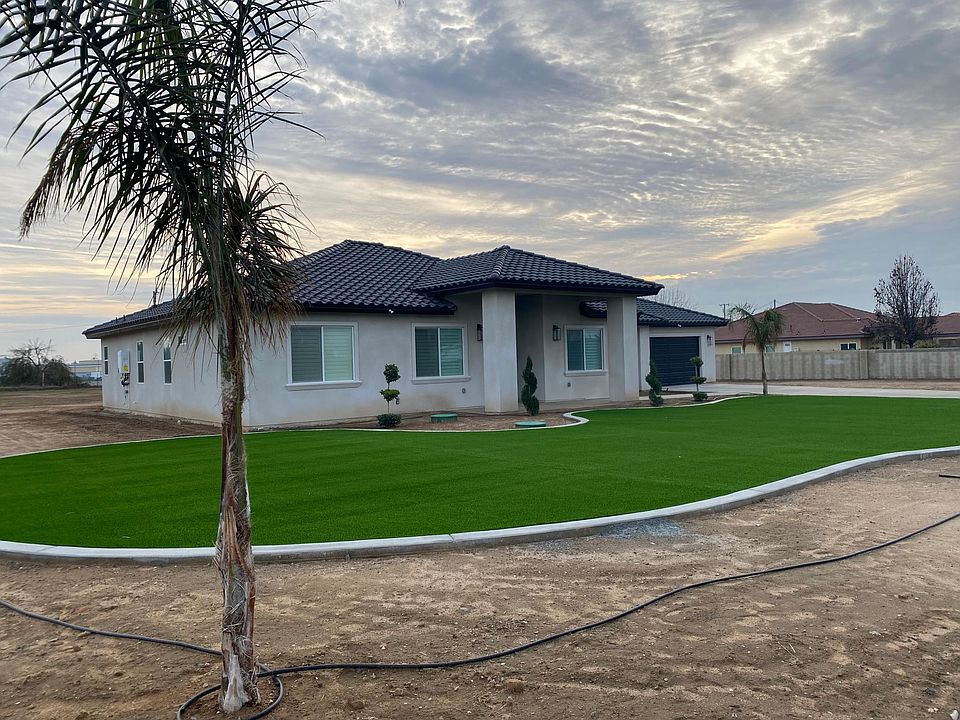 front yard - Synthetic lawn