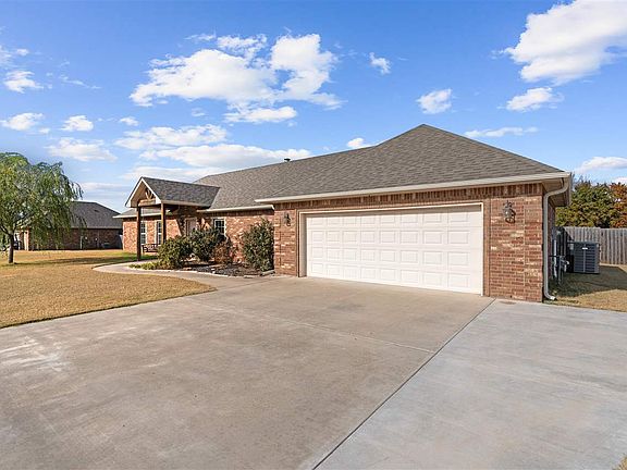 2nd image of 10642 NE Marigold Ln