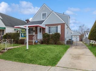 8346 263rd St, Glen Oaks, NY 11004