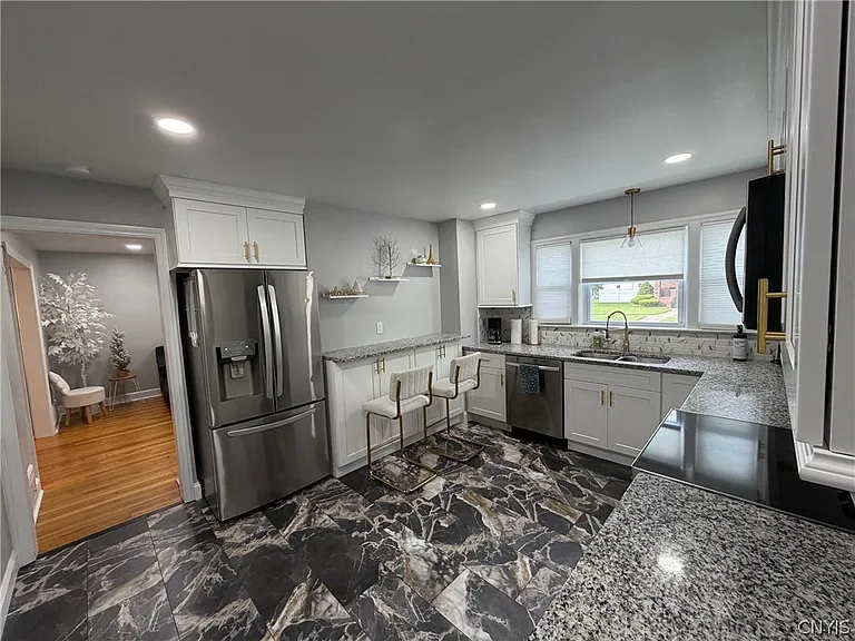 902 James St — Photo 14