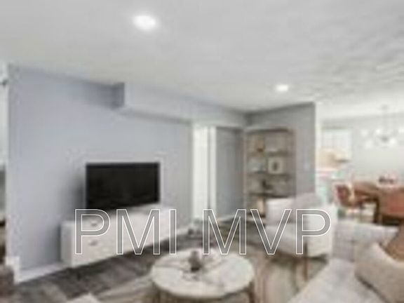 3rd image of 3289 E Mound St