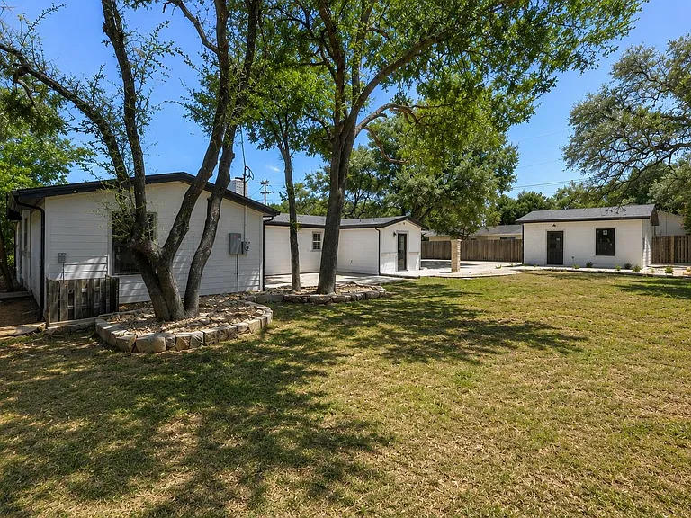 303 Lakeway Dr — Photo 28