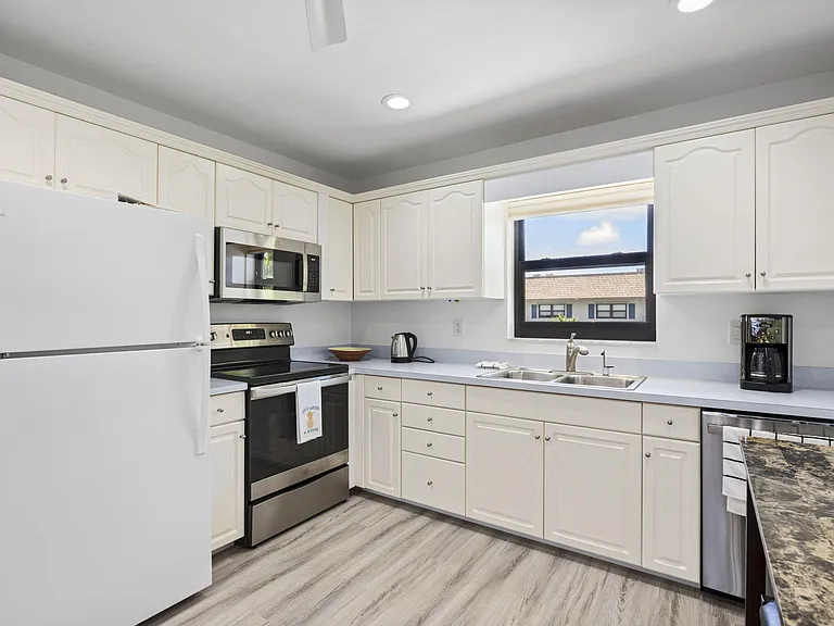 755 Saturn St #F201 — Photo 12